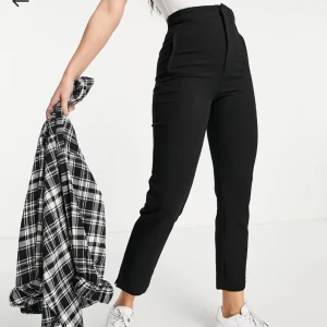 Kostymbyxor - Säljer mina kostymbyxor från Asos i strl 44 då dom ej kommer till användning,så dom är i fint skick. Finns tyvärr inga fickor på dom däremot. Men är lite högre i midjan och i modellen ”tall” 