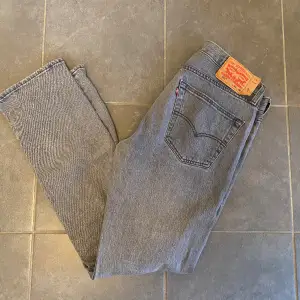 Säljer ett par Levi’s 501 jeans i W32/L32 i 7/10 skick! Säljer p.ga av att de inte passar mig längre. Tveka inte på att höra av dig vid eventuella frågor! 