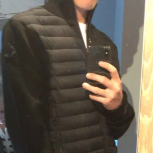 Moncler cardigan  - MONCLER CARDIGAN ❤️Bought at moncler, oslo. July 2023.  Size M. Asking price 9,5k, take offers.  Lmk if you want Authentic code.  Everything follows with.  Can send, if buyer pays shipping! 