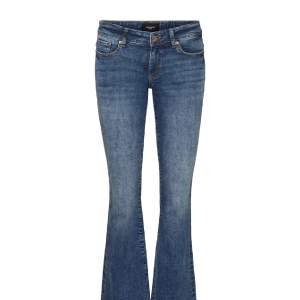 Säljer mina fina blåa flared low waist jeans från vero moda eftersom att de inte passar längre, fint skick och nypriset är 500kr! 🩷