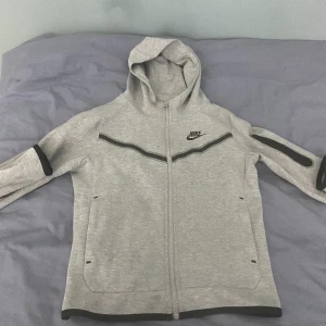 Nike tech  - Jag säljer min Nike tech tracksuit för att den har blivit för liten  Köpt på nike butiken. Förra året. Har inte andvänt så mycket.  Storlek 137-147cm 
