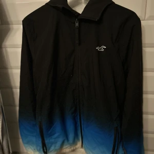 Hollister vind/regn jacka - Säljer min hollister jacka i storlek L, använd men fortfarande i väldigt bra skick. Köpt för 999kr