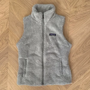 Patagonia väst  - Patagonia väst perfekt inför våren! Bra skick och västen är strlk S men passar även XS. Eftertraktad färg och riktigt bra pris! Hör av er vid funderingar! 