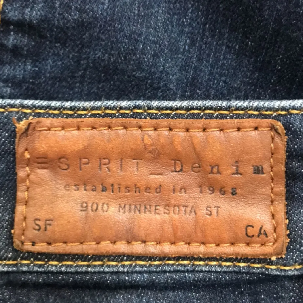 Superfina jeans! De är aldrig använda utom när jag provade de. Jag beställde de från Sellpy men de var för stora för mig. Det är storlek 30 i jeansstorlek (sök upp mått om du är osäker). De är hyfsat bra skick men har tecken på användning!💞. Jeans & Byxor.