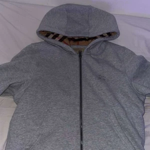 Burberry kofta - Helt oanvänd burberry kofta. Jätteskönt material verkligen super bekväm! Passar bra med vad som helst 😊