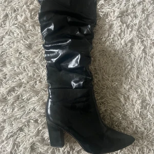 Stövlar  - Stövlar med klack från NAKD i storlek 38😍skriv privat för fler bilder!!