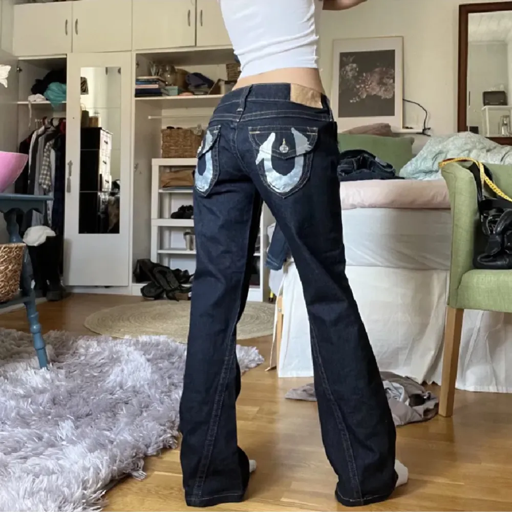 Fina mörkblå jeans med tryck på rumpan superfina passar nån 167 och kortare . Jeans & Byxor.