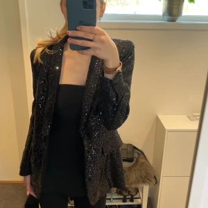 Zara kavaj - Såå snygg glitter kavaj från Zara😍Enbart använd en gång och det var på nyår! Den är så fin till fest, nyår osv🖤