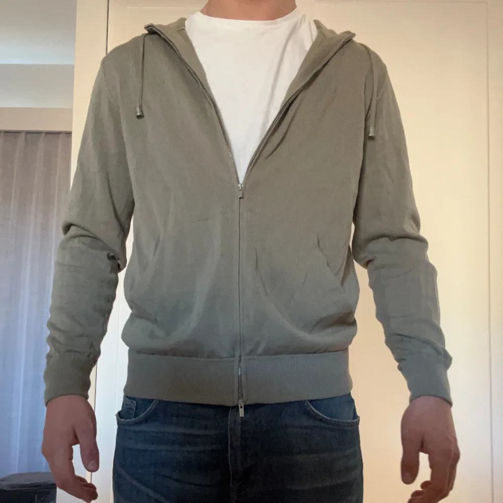 Snygg Filippo De Laurentiis zip hoodie i nyskick⭐️💫 Nypris ~3500 kr. Mitt pris 999kr🤝. Tröjor & Koftor.