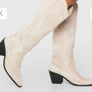 Boots - Ett par fina boots som passar bra till utgång!💘 nypris:800kr säljs för 500kr! Har lite märken på inne sidan av foten 