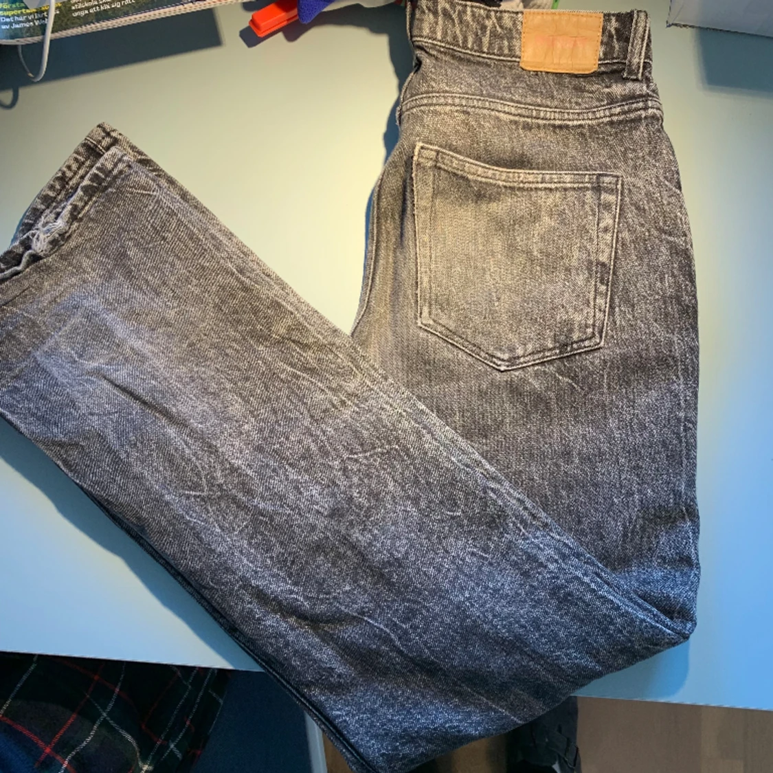 Weekday grå/svart jeans  - 90