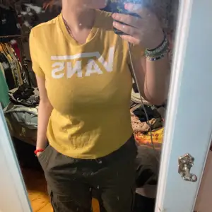 Fin gul Vans T-Shirt. Använd rätt så mycket men är då använd väl och i bra skick