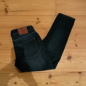 Jack and Jones jeans - Säljer dessa jeans från Jack and Jones med modell Tapered Mike och storlek (30W/30L) Modellen på bilden är 180 Hör av dig vid fler funderingar!