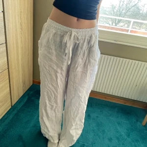 Sköna linnebyxor - Säljer dessa linne byxor som jag köpte på en marknad. Använda ett fåtal gånger, en liten fläck på benet, kan skicka bild!  Står ingen storlek men passar nog XS-L eftersom det är stretchigt! Sitter ganska baggy på mig som är XS.