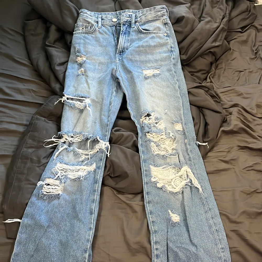 90s wide bershka jeans i storlek 32! Älskar dessa men passar mig tyvärr inte längre! . Jeans & Byxor.