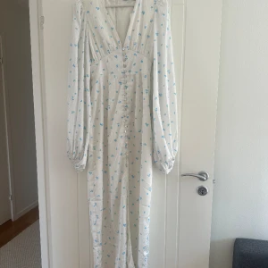 Adoore klänning  - Säljer denna superfina Adoore klänning, aldrig använd med prislapp kvar. Har redan två sen innan i samma modell därför har den tyävrr inte kommit till användning💓💓 nypris är 1695kr