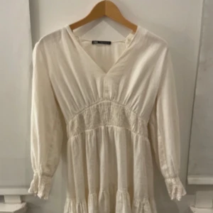 Vit sommarklänning  - Jättesöt sommarklänning från zara som är perfekt till midsommar eller skolavslutning!