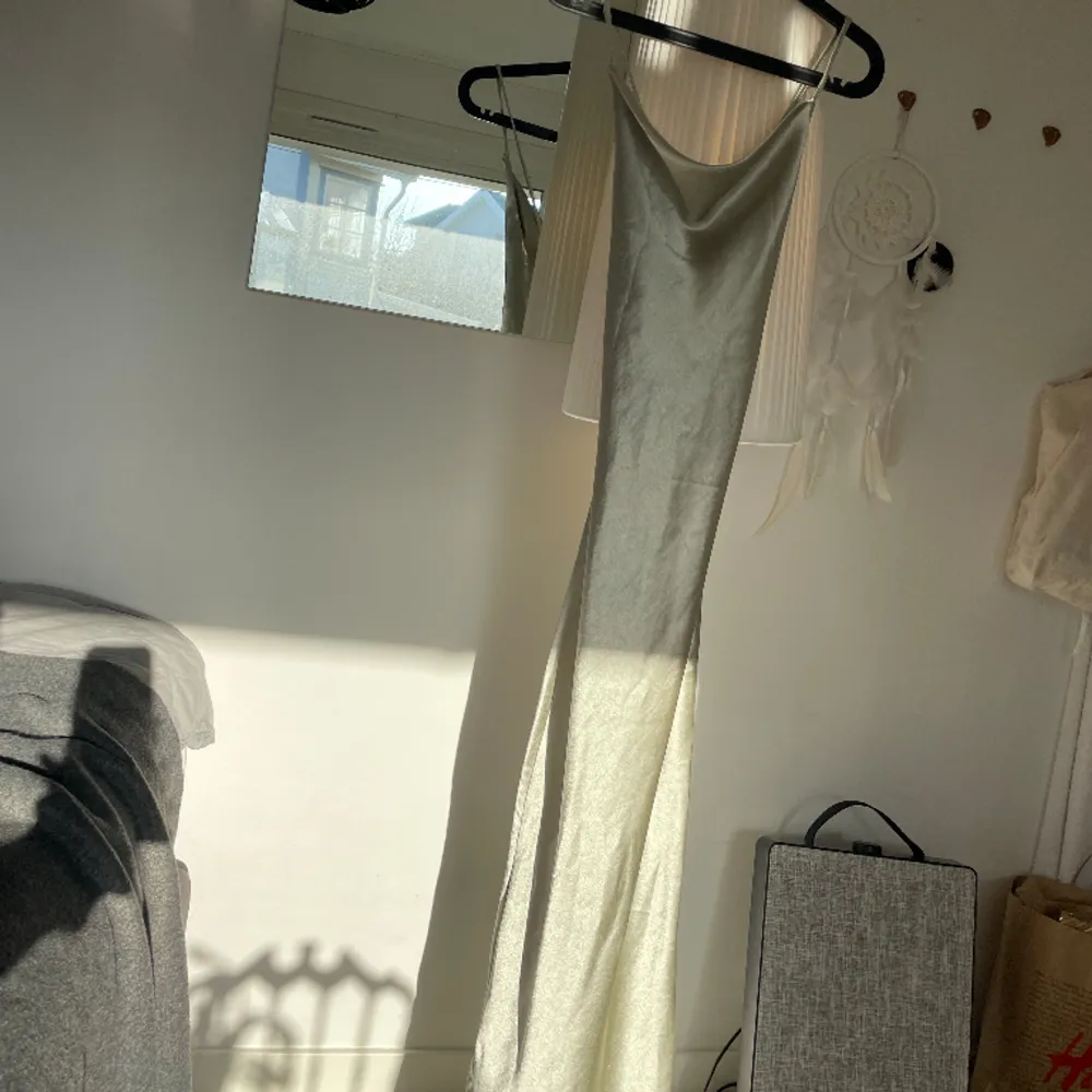 Asos klänning använd av min syster 1 gång på ett bröllop! ( vid snabb affär 350 kr + frakt). Klänningar.