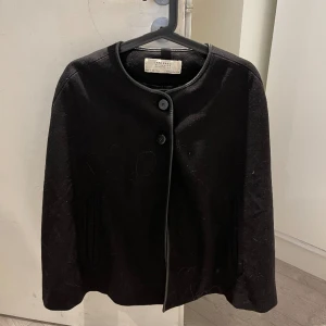 Poncho - Supersöt poncho från Zara i storlek S, har aldrig använts. Kan gå ner till 300kr vid snabbköp🩷