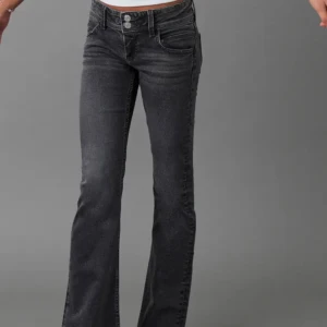 Low flared jeans - Säljer mina helt oanvända low waist jeans från young gina! De är i strl 164 och passar mig som är 168 bra i längden! Pris kan diskuteras då dessa inte kommit till användning tyvärr❣️❣️