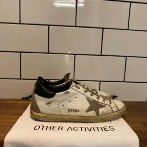 Golden goose - Säljer nu mina Golden goose i använt skick (creasing) (priset är inte hugget i sten) alltså prutbart.