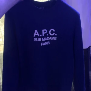 A.p.c tröja - tjenare, säljer min apc sweatshirt som är äkta. använt den 3 gånger,Köptes för 2000kr men var inte min stil överhuvudtaget så försöker sälja den om det är någon som skulle vara intresserad. kom med bud om de nt passar. hojta till om frågor mvh Emil