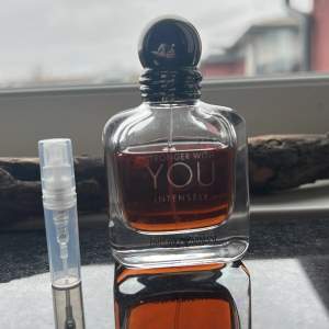 Stronger with you intensely is a Ward cozy scent that is perfect for any cold days, it is a 2 ml sample that filled halfway so it becomes 1 ml