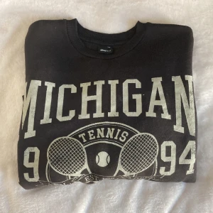 Hoodie ⭐️🫶 - Super fin hoodie fån Gina Tricot, den är i xxs men jag skulle säga att den passar från xxs-M. 💖🫶