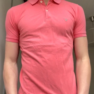 Gant piké - Piken passar storlek S, Jag är 182cm lång och har kraftiga armar och är bred över axlarna. Tveka inte med att höra av dig!