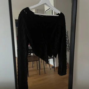 Festtopp - Säljer denna fina toppen i svart (även i grönt i en annan annons) som passar perfekt till en utekväll!