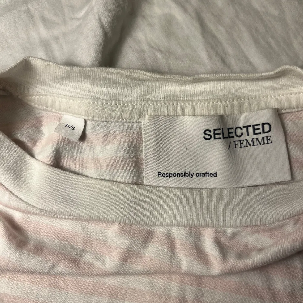 Fin rosa vit randig t-shirt i storlek S 💕 Säljer eftersom den inte kommer till användning längre. Köparen står för frakten! Tryck köp nu! Skriv om du skulle ha några frågor 💕. T-shirts.