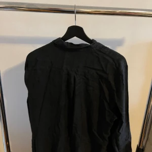 Skjortklänning - Svart skjortklänning från Vero Moda. Relativt använd men inget som syns direkt. Säljer pga den blivit för kort för mig. 