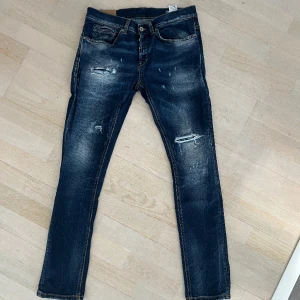 Dondup jeans - Säljer dessa as fräcka dondup jeans i nyskick! Storlek: 31! Modellen heter George & jeansen är köpta på United Fashion! Nypris: 4200kr