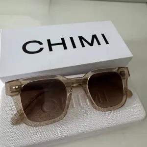 CHIMI glasögon i färgen ”ECRU” och modellen 04. Glasögonen har endast använt ett fåtal gånger och är som nya. 