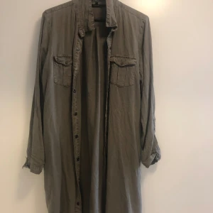 Klänning med knappar  - Säljer klänning med knappar. 