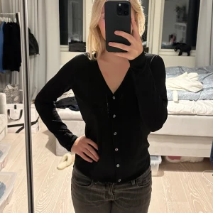 Glittrig svart kofta från ZARA - Storlek M, passar även XS och S då den är stretchig. Så fint med glittrande tråd i som gör den extra exklusiv. Nypris tror jag var 379kr. Prislapparna sitter kvar och den är helt oanvänd.