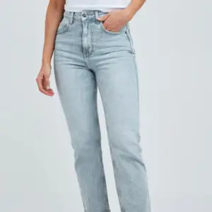 Bikbok Never denim, Tower jeans cropped/straight fit i stl W25. Aldrig använd pga fel storlek. 🫶🏼 Kan skicka fler bilder vid intresse.
