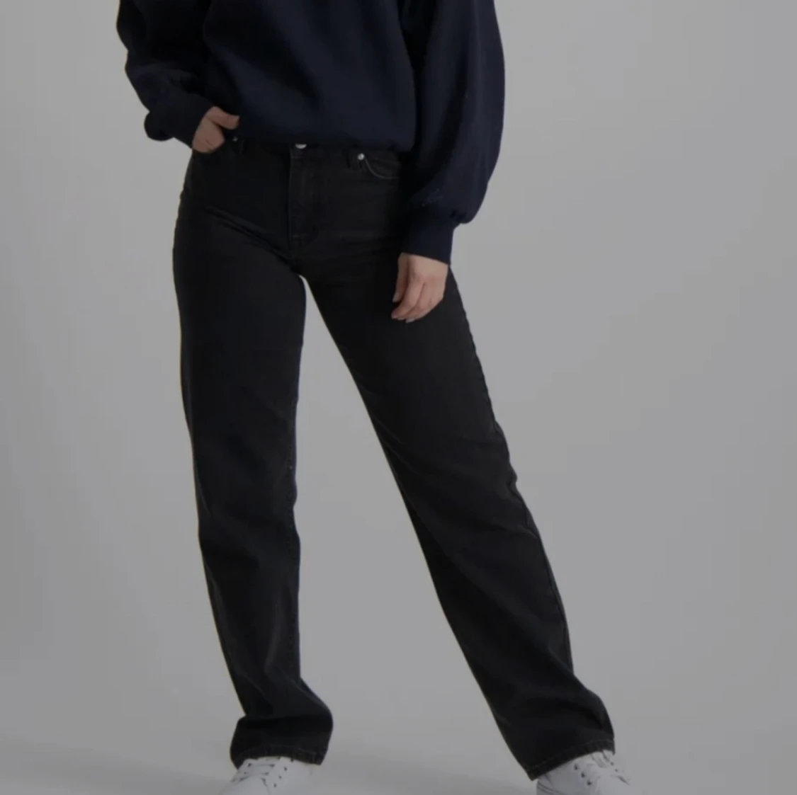 Svarta nadia midrise straight black jeans - märkesjeans