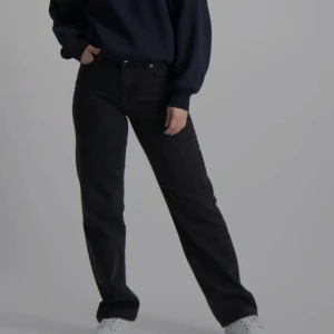 Svarta nadia midrise straight black jeans - märkesjeans - Märkesjeans med en rak passform, perfekt för dig som inte gillar för tighta och inte för vida jeans 😁. Jeansen är i mycket bra skick! Gylfen består av knapp och dragkedja. Små i storlek. Väljer du mellan två storlekar rekommenderar jag den större💕