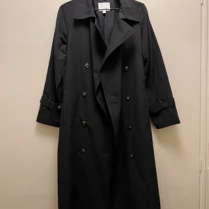 Svart trenchcoat - Oversize trenchcoat från HM, aldrig använt. Lite fel fit för mig tyvärr :/ Storlek XS men är väldigt stor i storleken och den passar mig som har storlek S väldigt bra. 