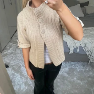 Kofta - Super snygg trekvartsärmad bolero