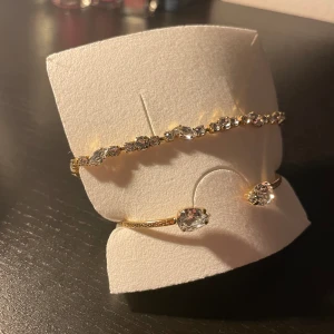 Carolina svedblom armband  - Säljer två vackra Caroline svedblom armband då jag har köpt samma i silver. Använd fåtal gånger! Säljer båda för 1200kr eller en för 650kr🤍 OBS! ARMBANDET OVAN ÄR SÅLD!