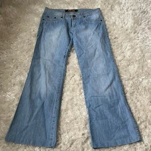 Lågmidjade bootcut jeans - Säljer dessa lågmidjade bootcut jeans. Midjemått: 80cm Innebenslängd: 77cm. Har ingen bild på då de inte passar. Har du någon fråga är det bara att höra av dig🫶🏻