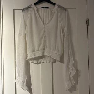 Blus - Vit blus från bikbok med slitsar i ärmarna