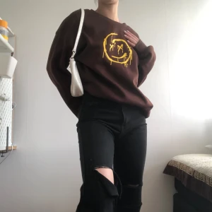 Smiley tjocktröja - Tjocktröja med smiley motiv.  En tjocktröja skm sticker ut i mängden, sparsamt använd!🥰
