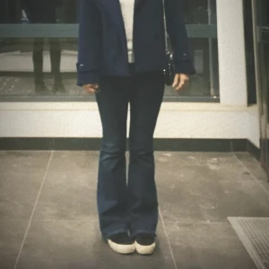 Lågmidjade jeans  - Säljer dessa fina jeansen från Lindex som är slutsålda på hemsidan, är i fint skick och nästan aldrig använda!  Hör av er vid frågor!💋