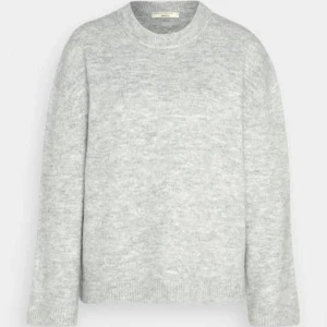 crew neck knitted sweater från Gina Tricot - Jätteskön och prefekt stickad tröja från Gina! Knappt använd och därför säljer jag🥰