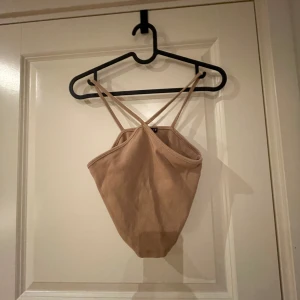 Topp - Säljer denna beige/bruna toppen från Zara som knappt är använd, köpt för ungefär 130kr men säljer för 50kr