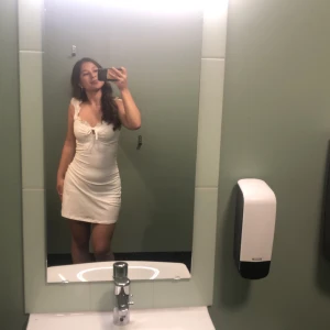 Vit klänning - Säljer denna jättefina klänning. Är från nelly. Endast använd en gång vilket var på min skolavslutning. Har ingen användning för den längre.❤️