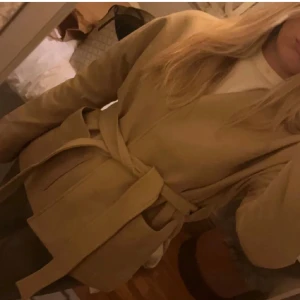 Vårjacka - Säljer denna fina vårkappa. I storlek xs men sitter som en S. Skriv vid minsta fundering!🥰